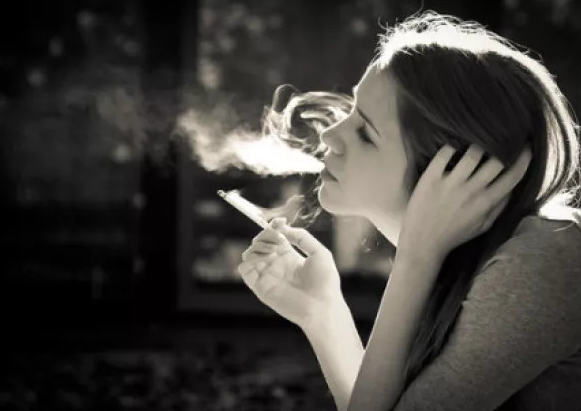 女人抽烟的好处(探讨女性吸烟的影响和可能带来的益处)