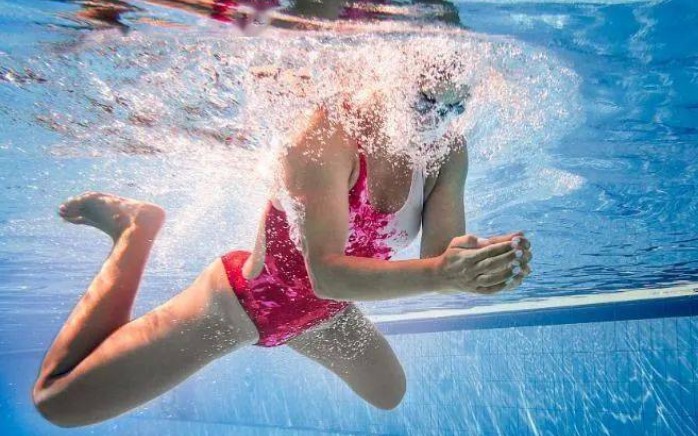 女性长期蛙泳身型变化(探讨女性游泳对身材的影响)