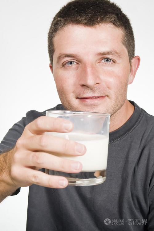 男人为什么喜欢喝奶（男人喜欢喝奶的原因及好处）