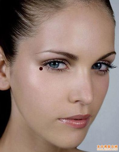 女人右眼皮有痣代表什么预兆（解读女性右眼皮上有痣的预兆含义）